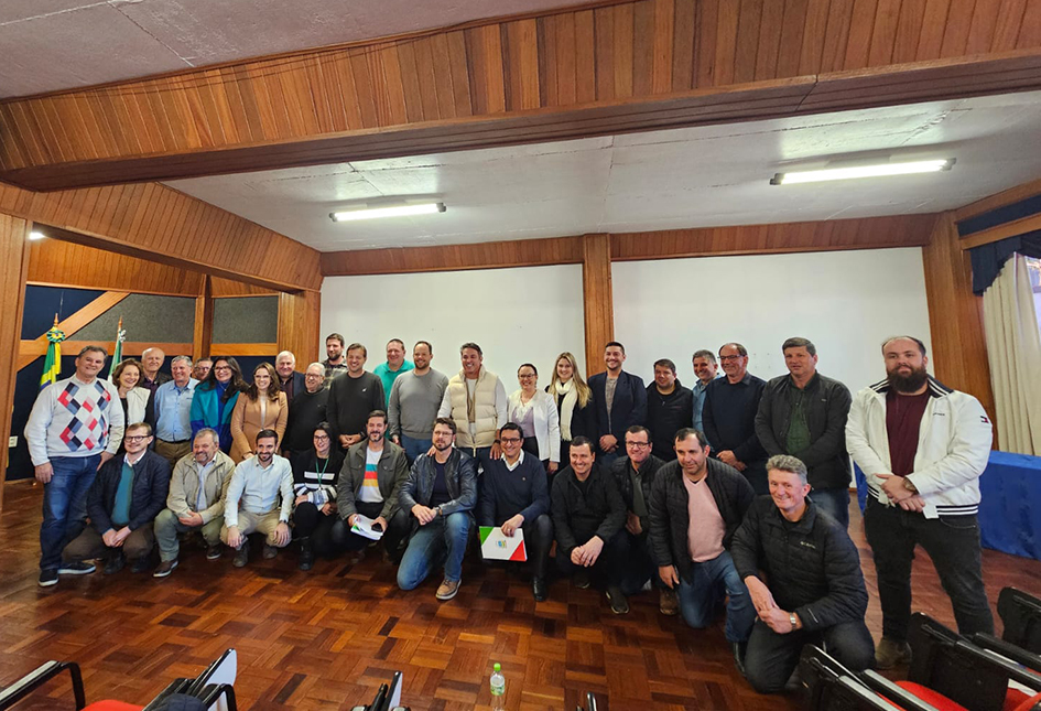 Deputado Zucco se reúne com prefeitos da AMAT e líderes de entidades