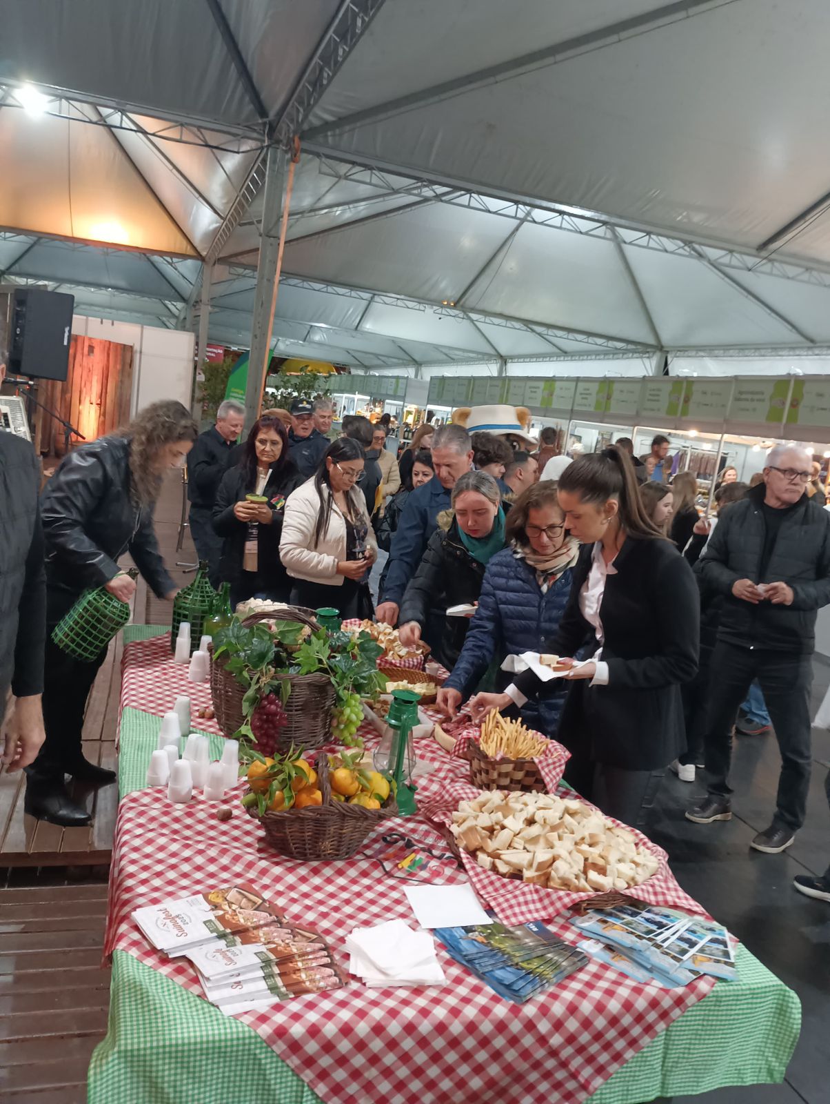 Relvado é destaque na Avenida da Imigração da Suinofest 2025