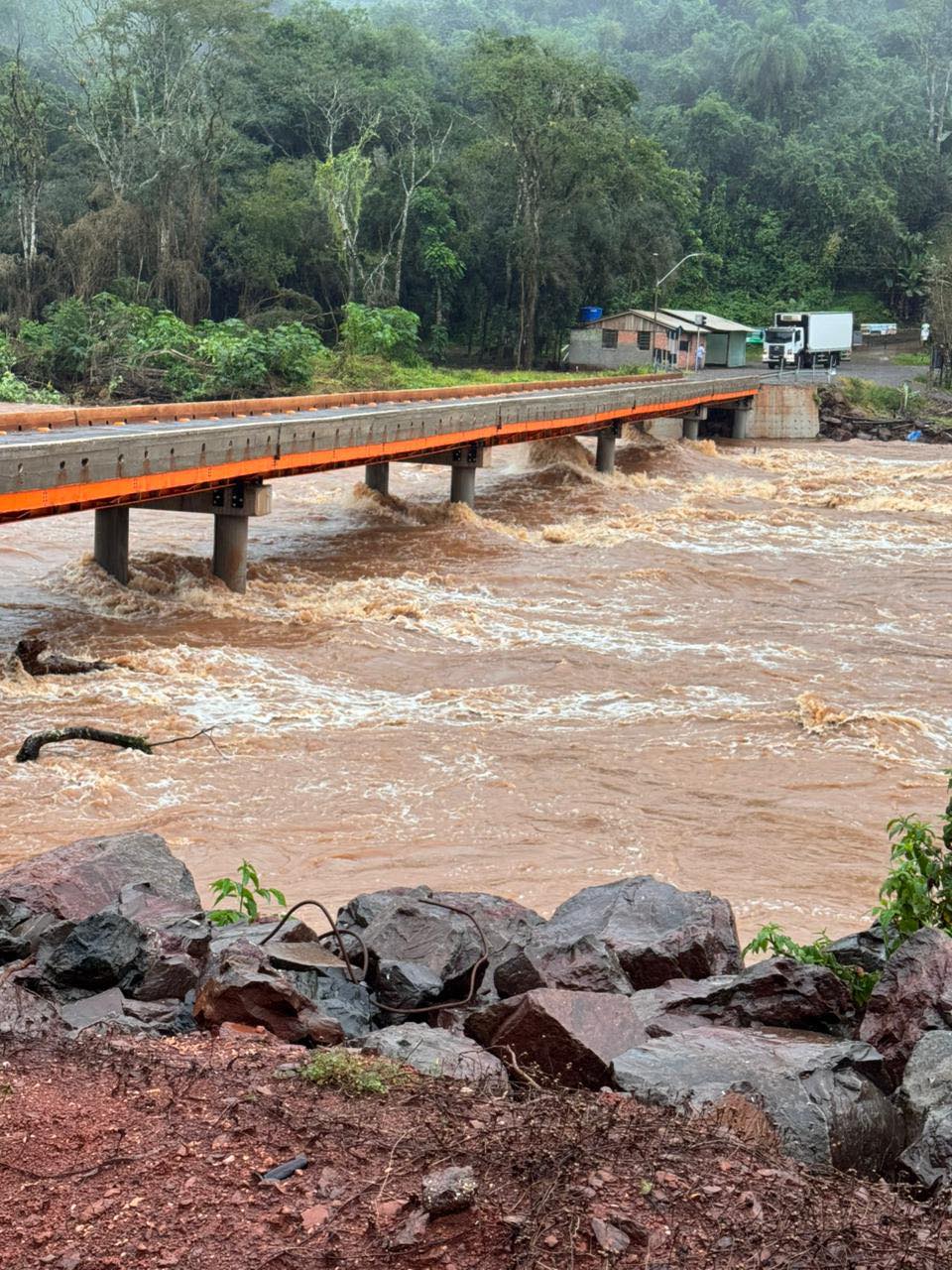 Ponte construída pelo povo, entre Dois Lajeados e Cotiporã, resiste à força das águas