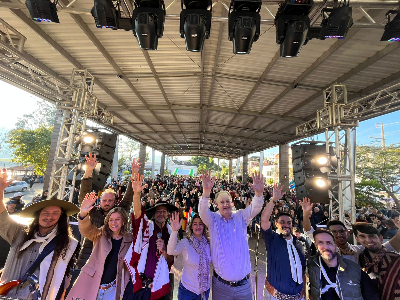 Show dos Serranos reúne grande público em Roca Sales e emociona com tarde de tradição e esperança