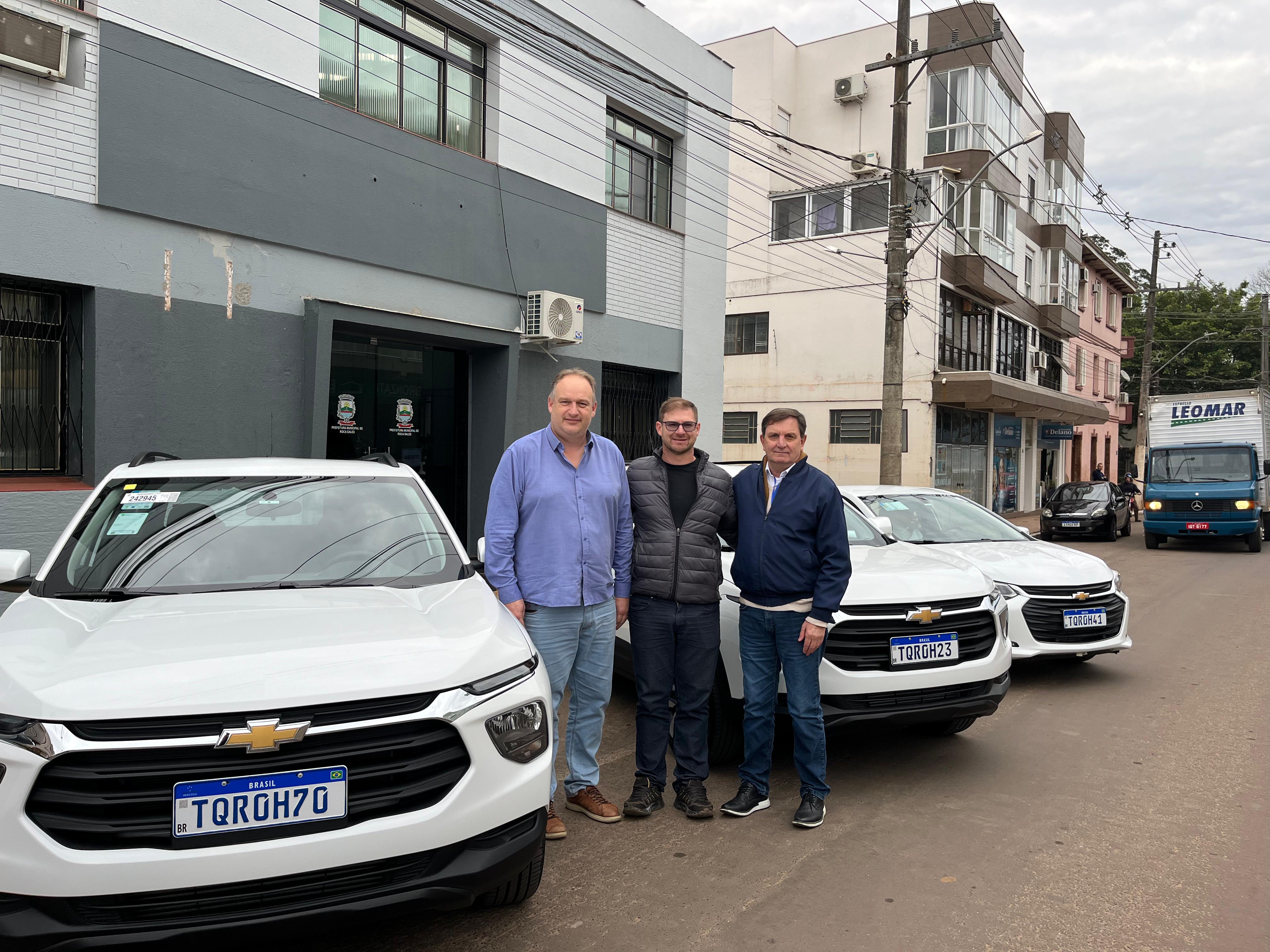 Prefeitura de Roca Sales recebe mais 3 veículos para reforço da frota municipal