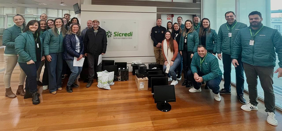 Sicredi Região dos Vales doa computadores para entidades da região