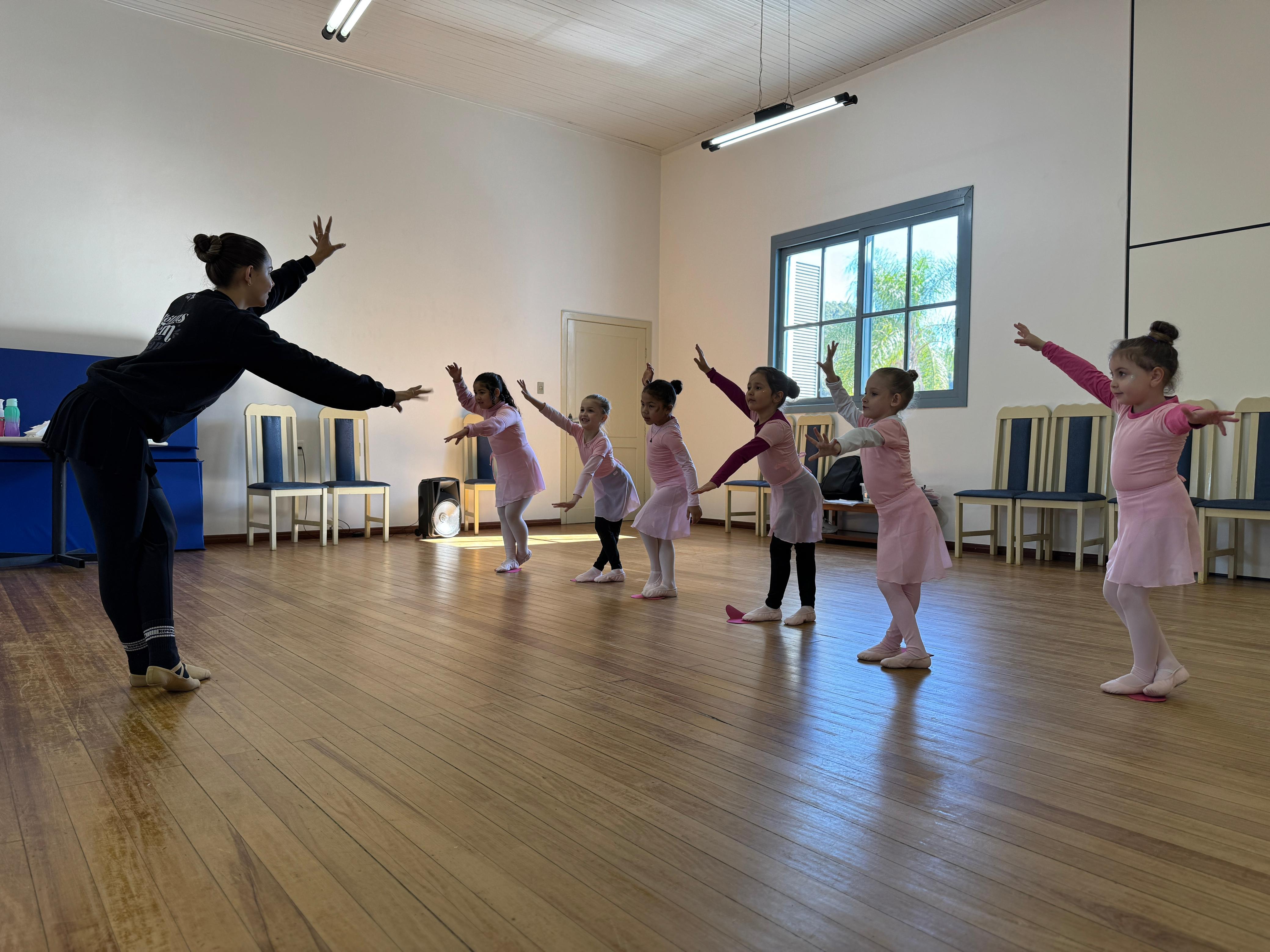 Oficina inédita no município proporciona aulas de balé para crianças de Relvado