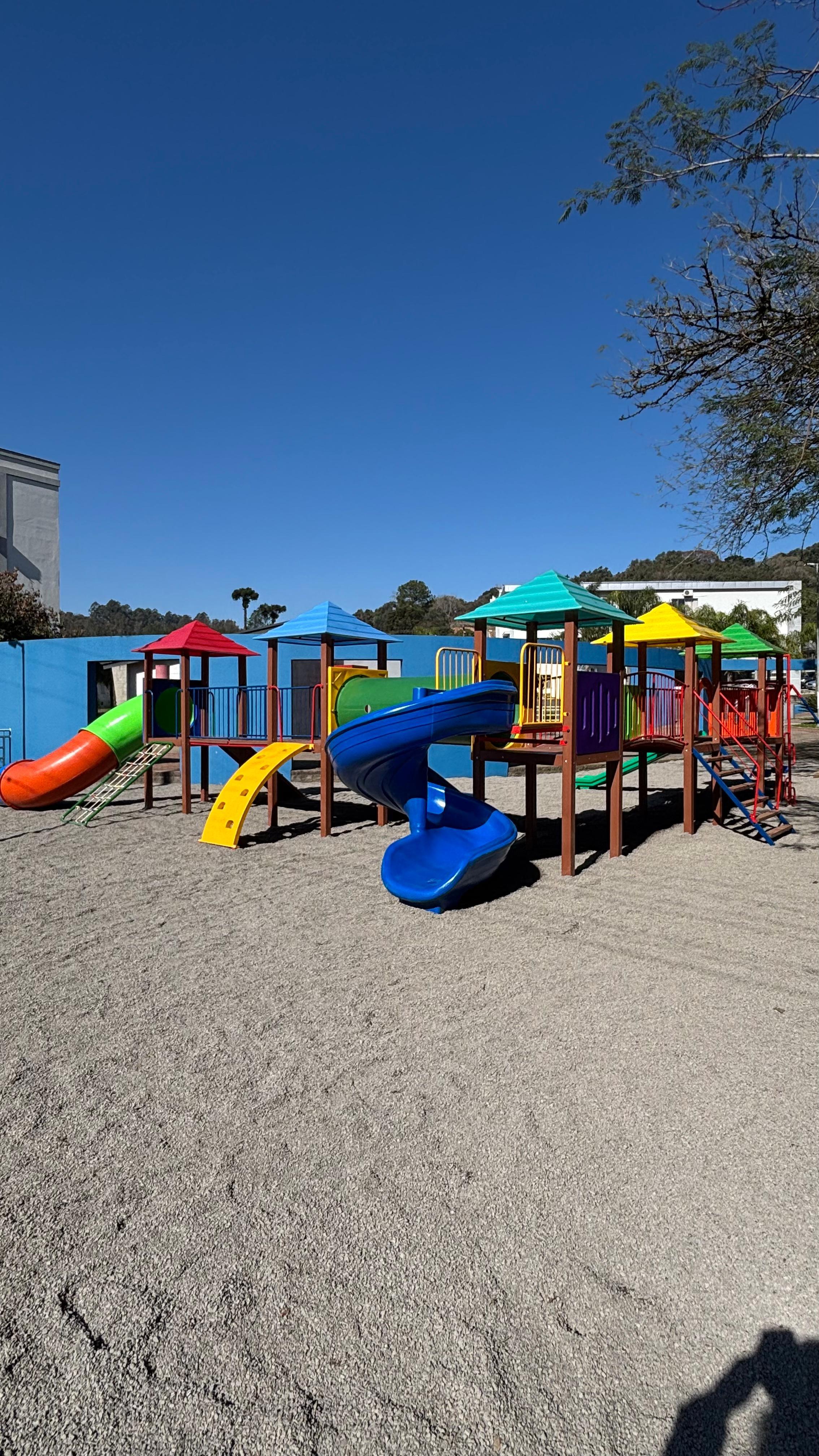 Praça de Coqueiro Baixo agora tem playground para a criançada brincar