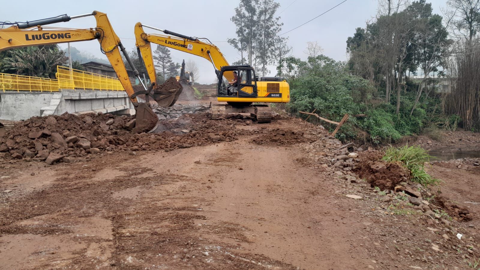 Trânsito bloqueado na ponte da Barra do Fão que liga Coqueiro Baixo à BR 386 devido a obra nas cabeceiras