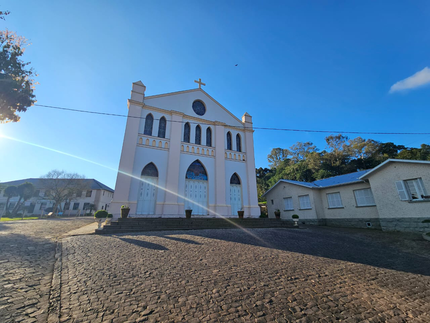 A bela Igreja Matriz São João Batista no alto da escadaria em Vespasiano Corrêa