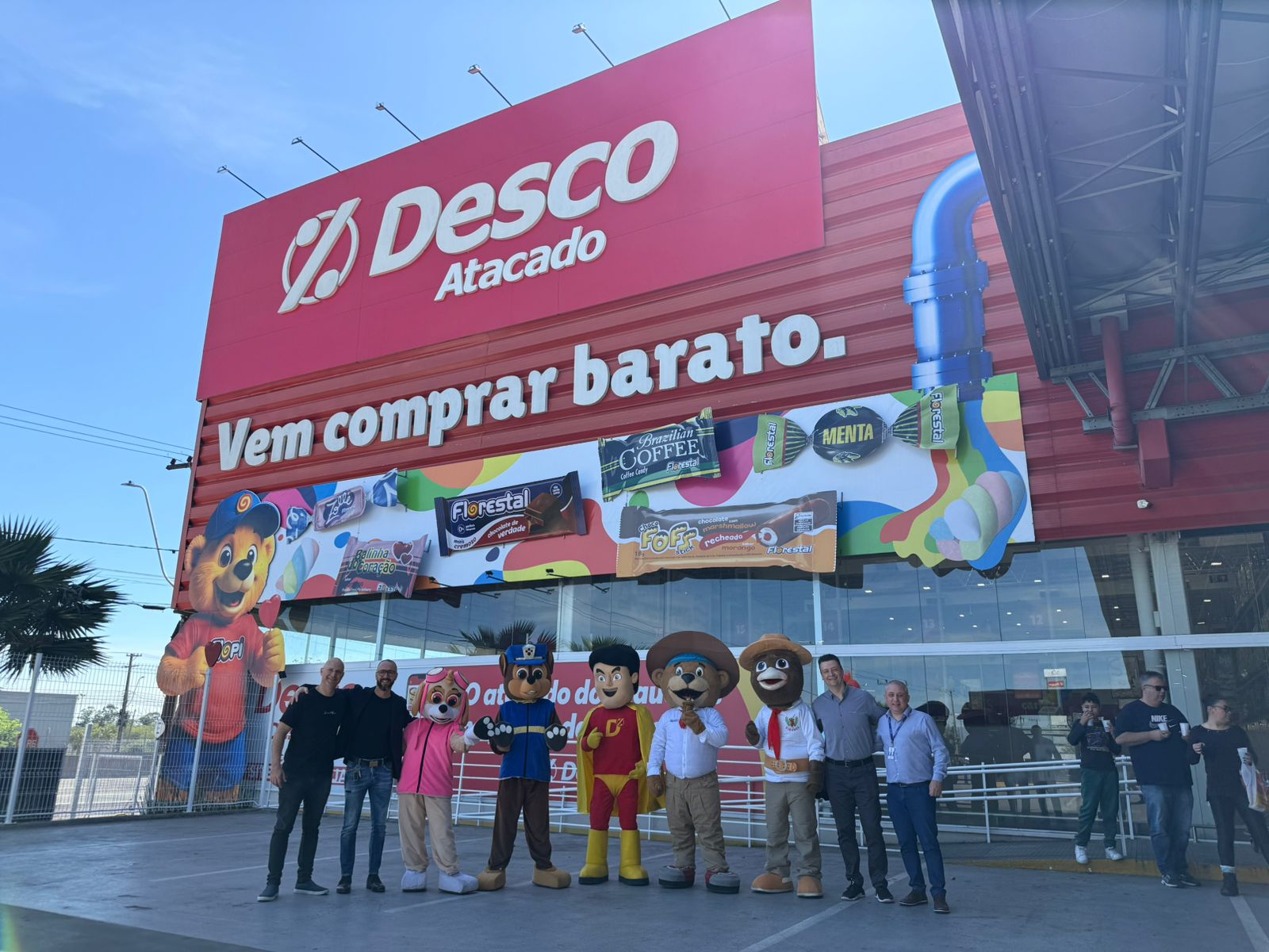 Desco Atacado e Florestal Alimentos inauguram fachada temática em Esteio