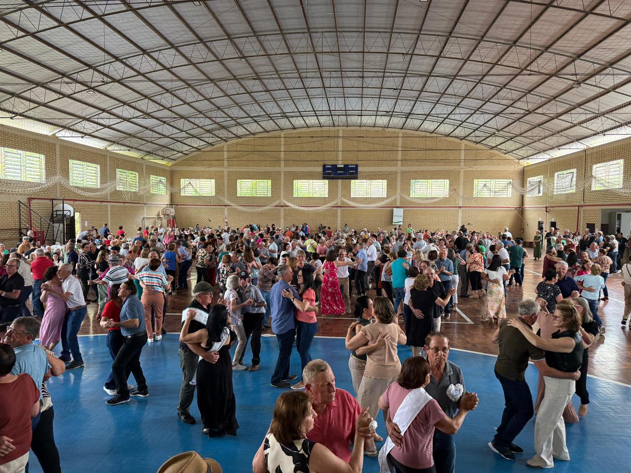 Baile Regional reúne cerca de 800 idosos em Relvado