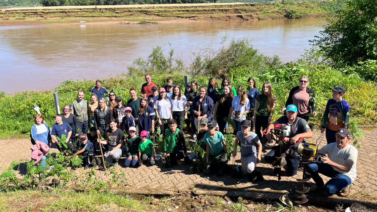 Projeto “Mil Mudas, Mil Sonhos” realiza plantio nas margens do Rio Taquari em Roca Sales