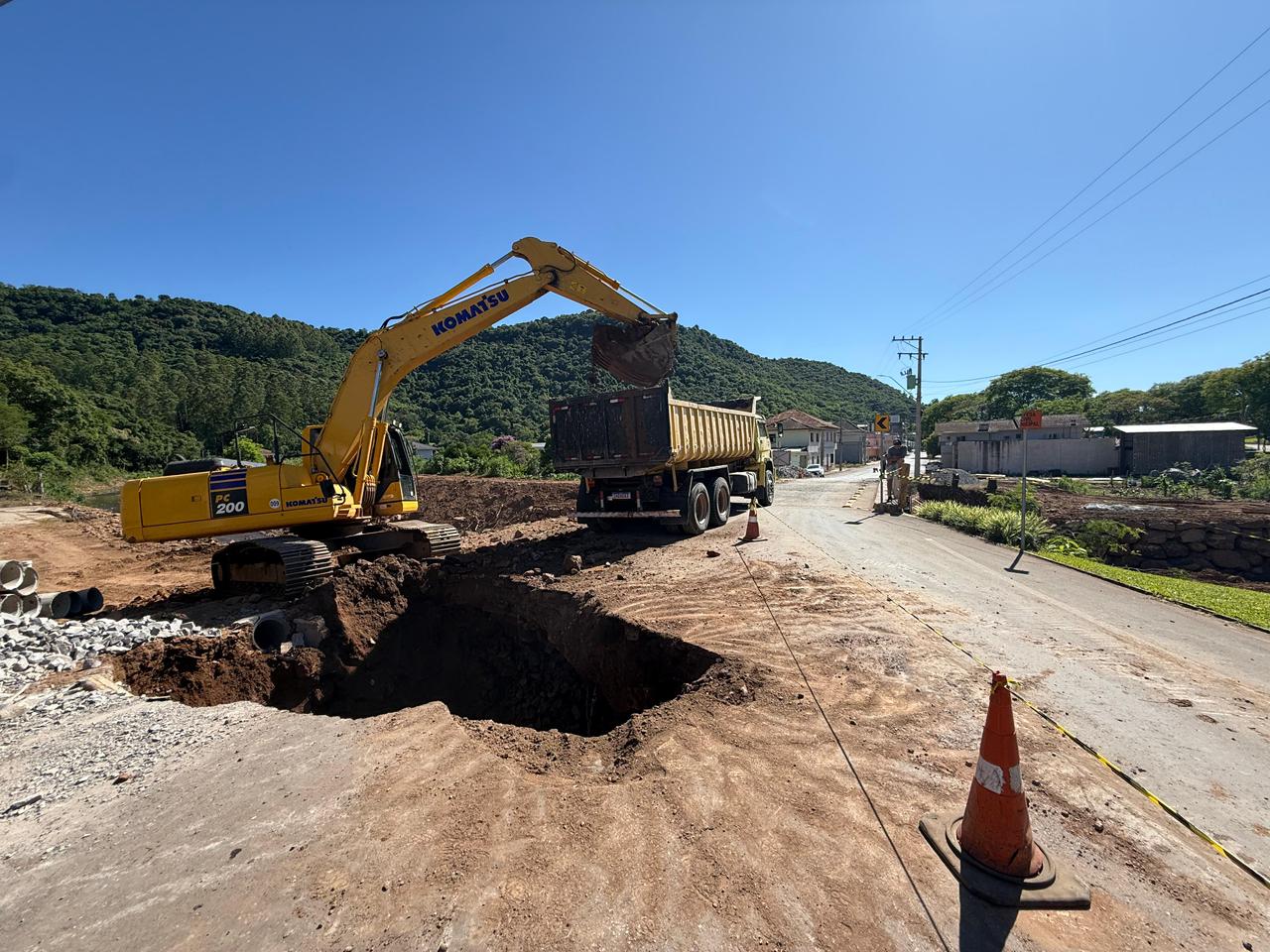 Obras na ponte da Avenida Independência em Relvado deixam trânsito em meia pista nesta terça-feira