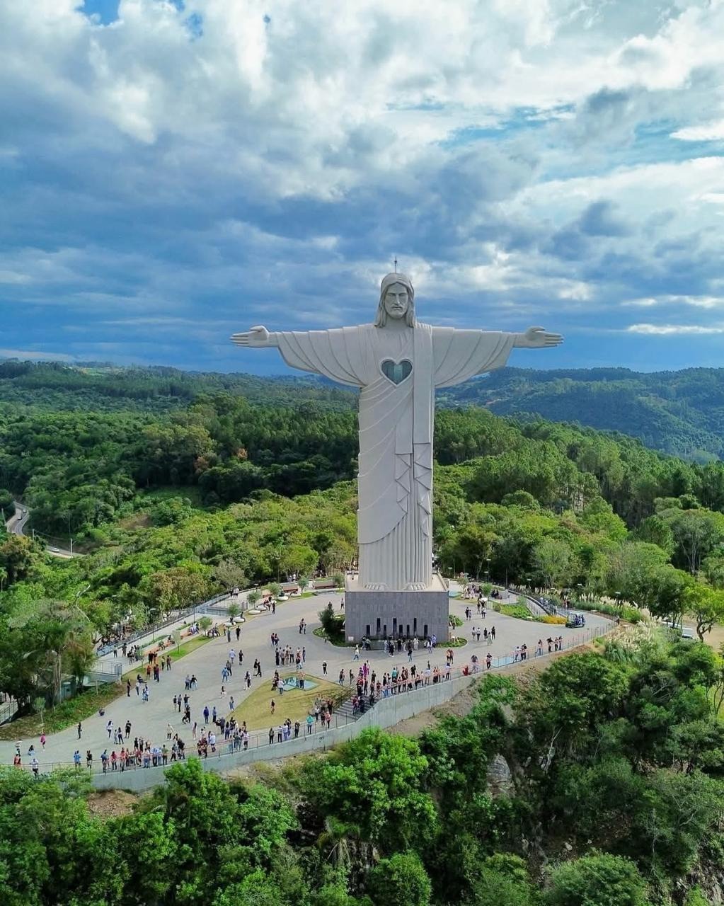 Cristo Protetor terá visitação estendida e recebe espetáculo inédito de Natal à noite