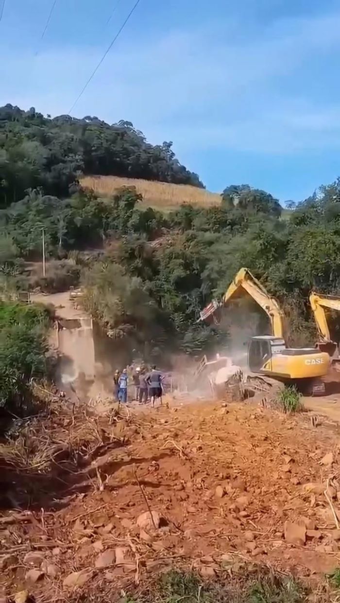 Relvado inicia a demolição da ponte que teve pilar levado na enchente 
