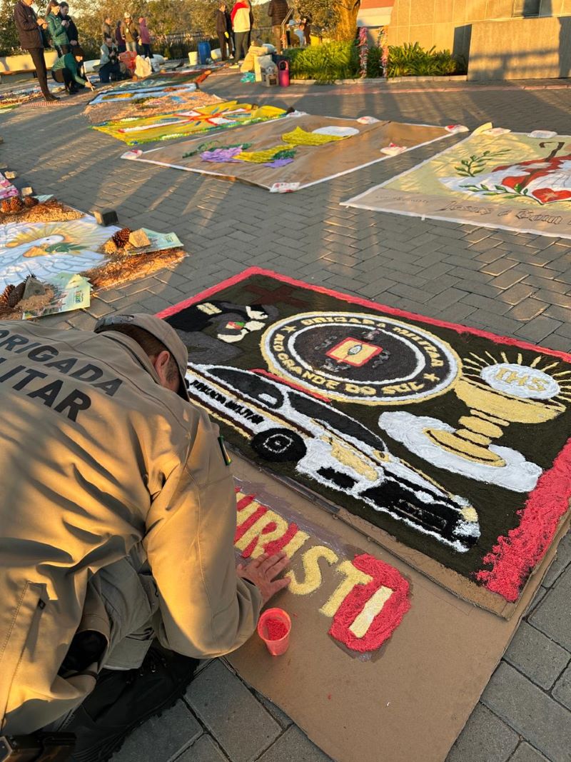 Corpus Christi reúne dezenas de voluntários na confecção de tapetes junto ao Cristo Protetor de Encantado