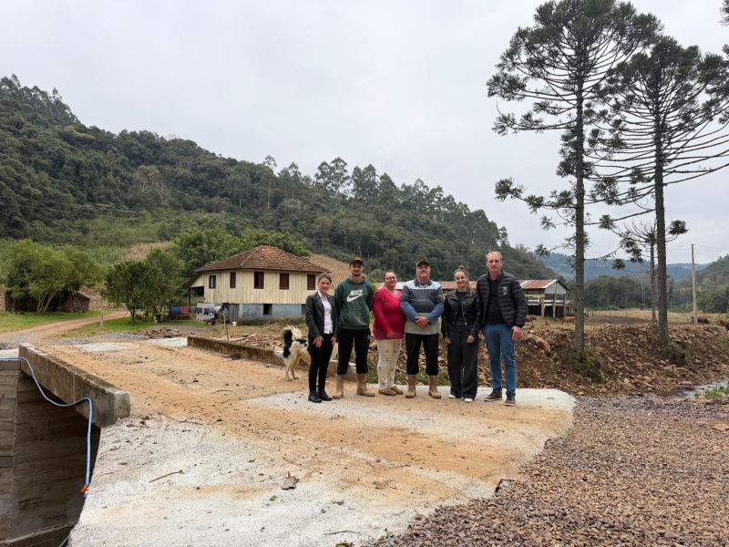 Nova ponte na Linha Carlos Gomes restabelece acesso a propriedades rurais em Relvado