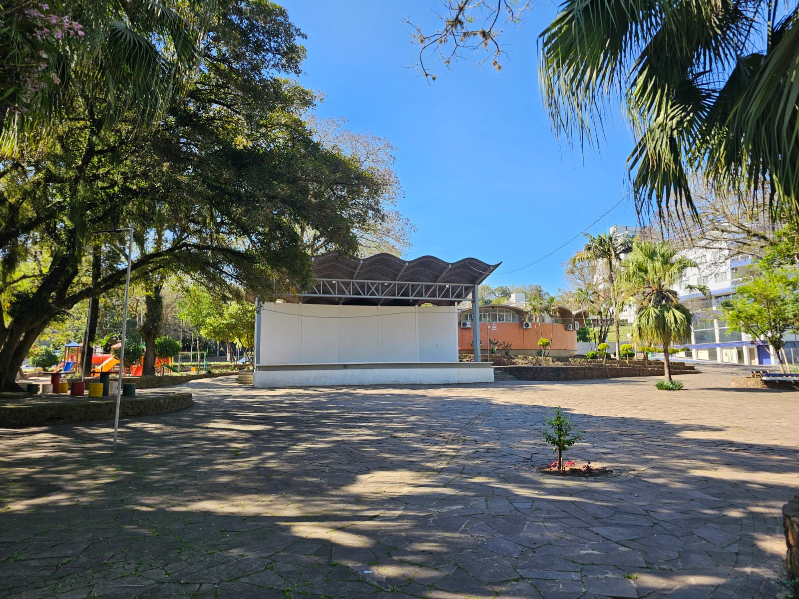 A arborizada Praça da Bandeira em Encantado