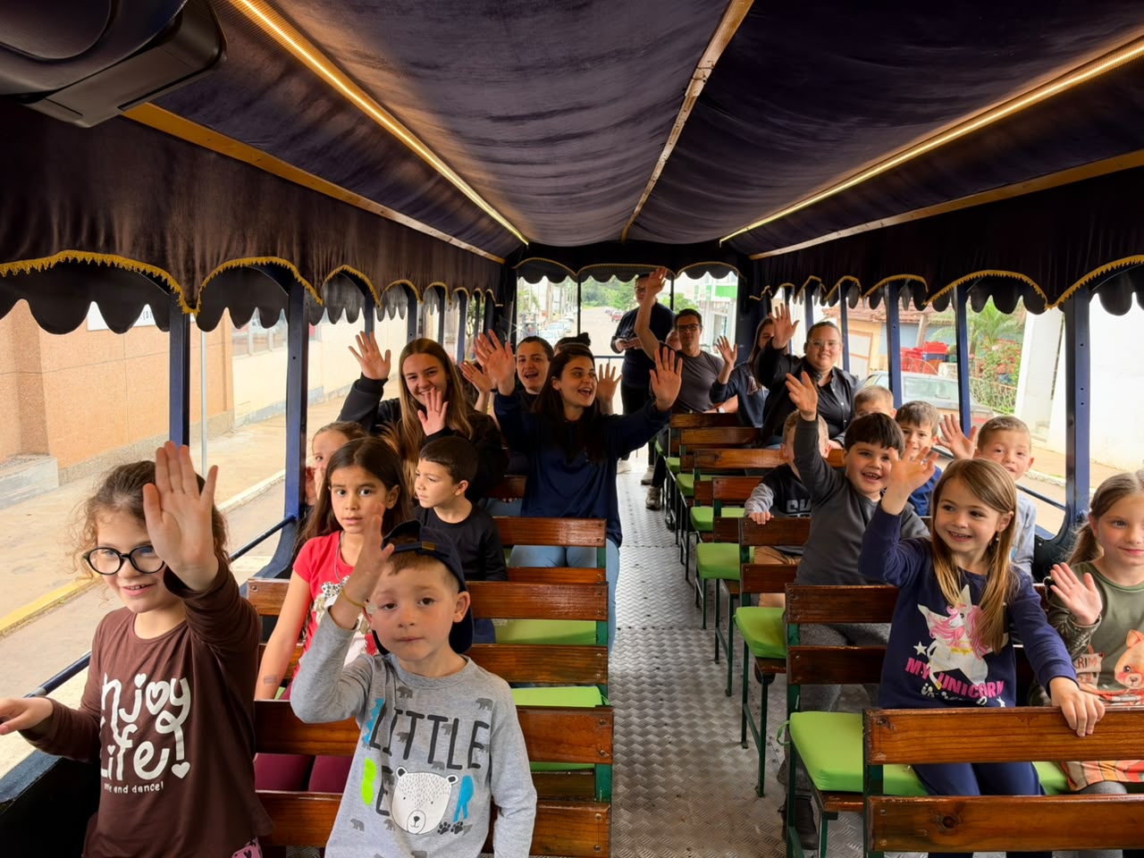 Passeio de trem leva diversão e alegria aos alunos de Relvado