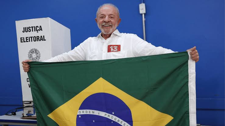 Lula é reeleito presidente do Brasil e fará seu quarto mandato 