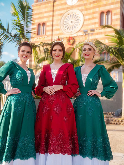 Trajes oficiais das soberanas destacam as cores da bandeira de Encantado