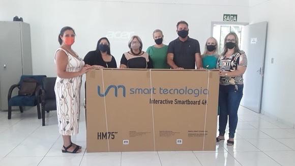 Roca Sales entrega onze telas interativas em encontro educacional